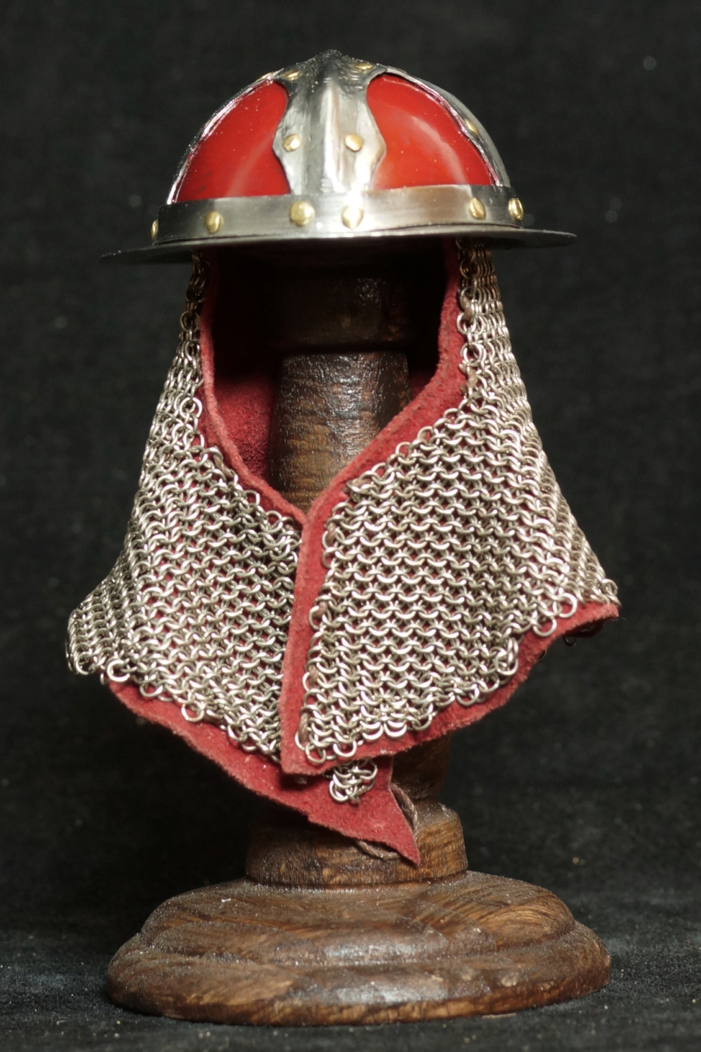 Armure chevalier du XIVème et deux casques Dsc06210