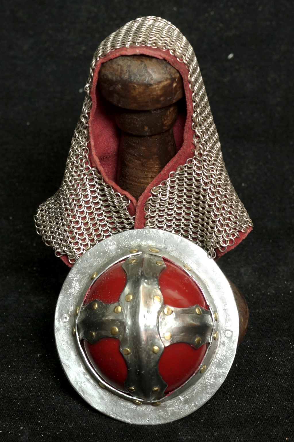 Armure chevalier du XIVème et deux casques Dsc06211