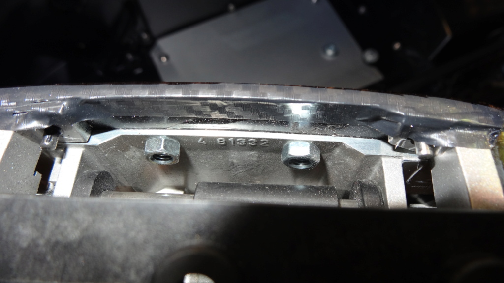 K1200LT- plaque de barillet du top case cassée et remplacer Dsc04419