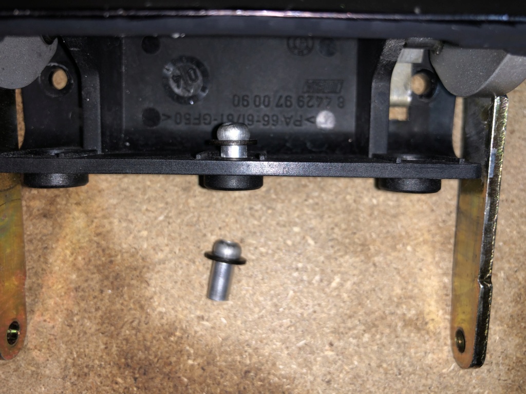 K1200LT- plaque de barillet du top case cassée et remplacer Img-7118