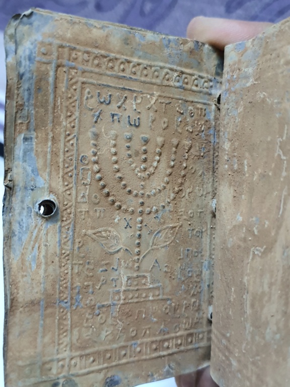 مخطوطة قديمة منقوشة على صفائح الرصاص  Eeeeeo11