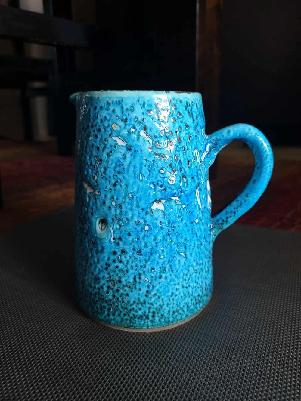 Pichet en céramique émaillée bleu, sans signature apparente 17415610