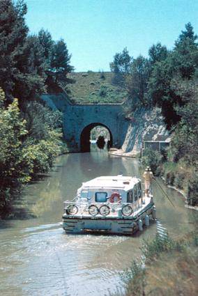 Le canal du Midi (relie la Garonne à la mer Méditerranée ) 800px-16