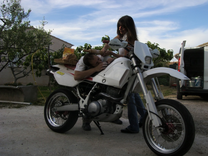 Le concours de Mai 2011: Votre moto et votre boulangère.   - Page 11 S73f8513