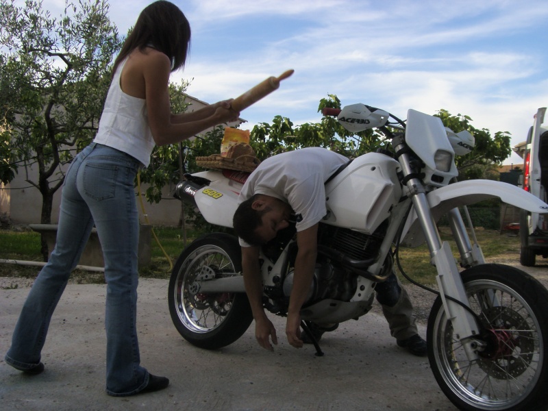 Le concours de Mai 2011: Votre moto et votre boulangère.   - Page 11 S73f8514