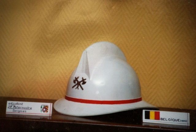 Collection de casques de pompiers 16-bel10
