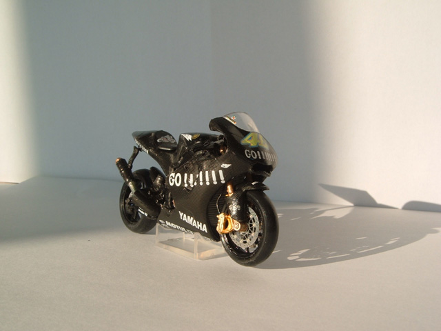 Les motos de Valentino (up pilotes minichamps) M1200411