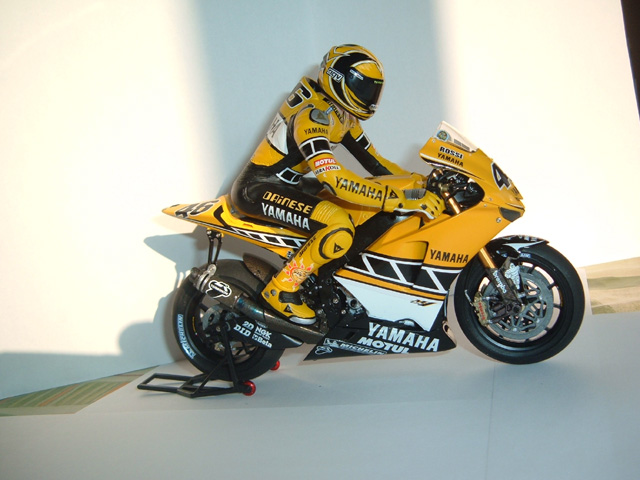 Les motos de Valentino (up pilotes minichamps) M1200513