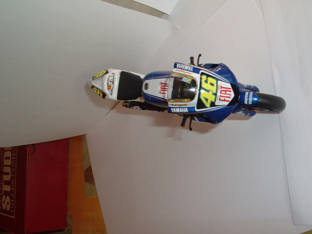 Les motos de Valentino (up pilotes minichamps) M1200710