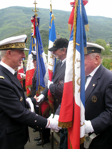 [LES TRADITIONS DANS LA MARINE] LE PORT DES DÉCORATIONS - Page 10 Premia12