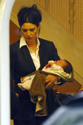 Monica Bellucci : en couverture de Vanity Fair avec son bébé ! Aaaa10