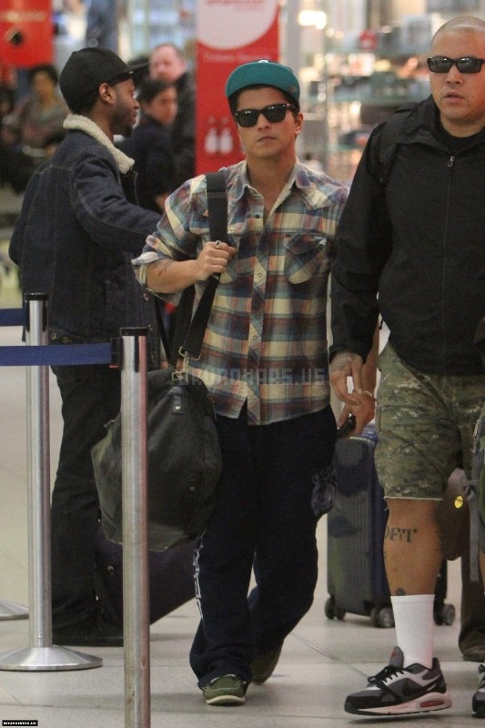 AT AIRPORT IN GERMANY - MARCH 2011 Ri110