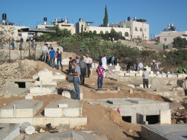 زيارة المقبرة بعد صلاة عيد الفطر Ouuoo149