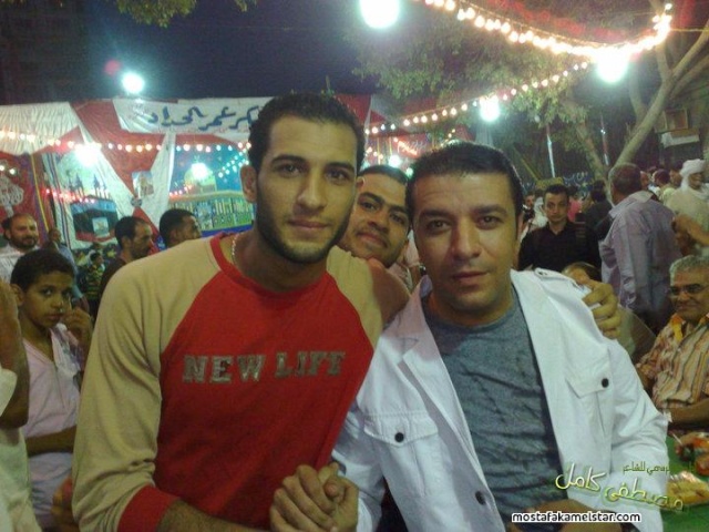 صورة مصطفى كامل مع اهل دائرته في الانتخابات 820