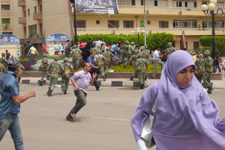 الجيش يفض مظاهرة اليوم فى كفر الشيخ بالقوة 22710910