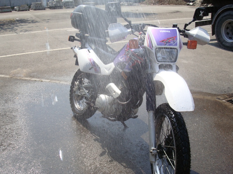 Le concours de Juin 2011: Votre moto prend son bain.   Dsc01918