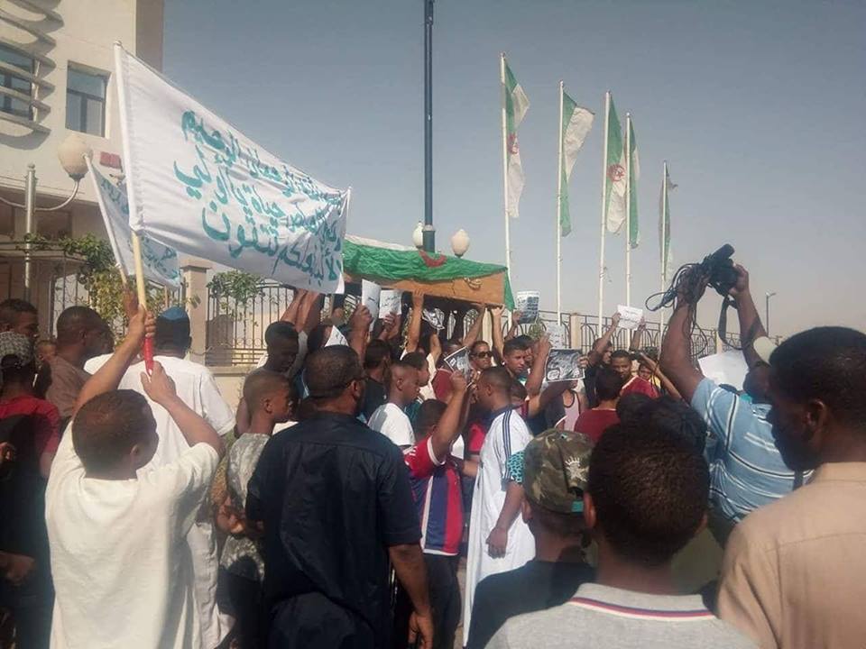 enterrement de Aissi Zoubir , tué par la mafia des parkings sur une plage de Béjaia, le jeudi 09 août 2018 à El Meghair (El Oued)  411