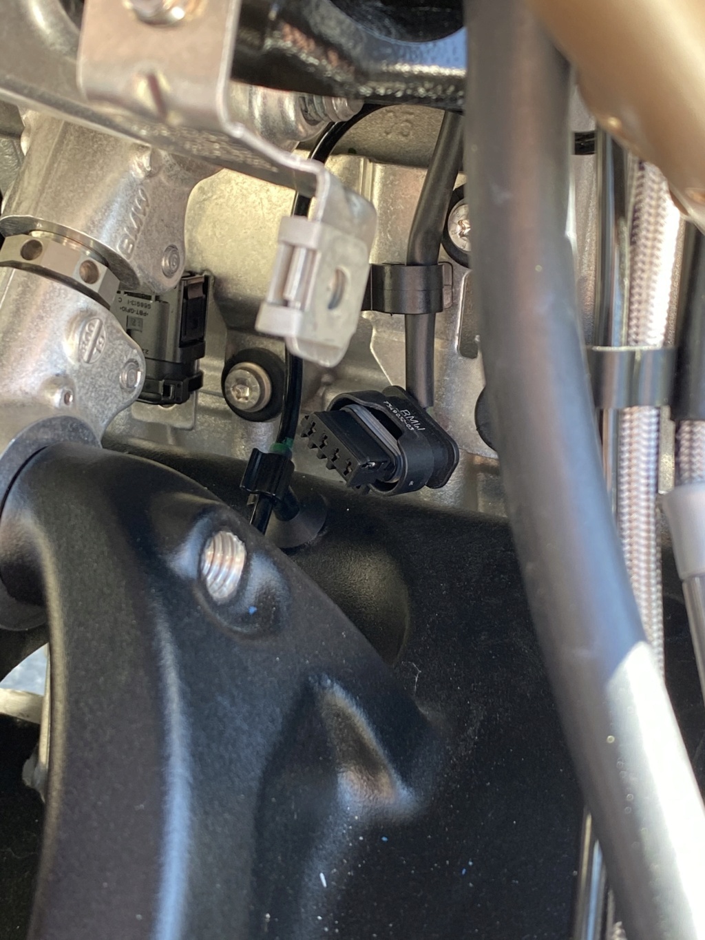 Poser un éliminateur de valves sur la S1000RR 2020 12962010