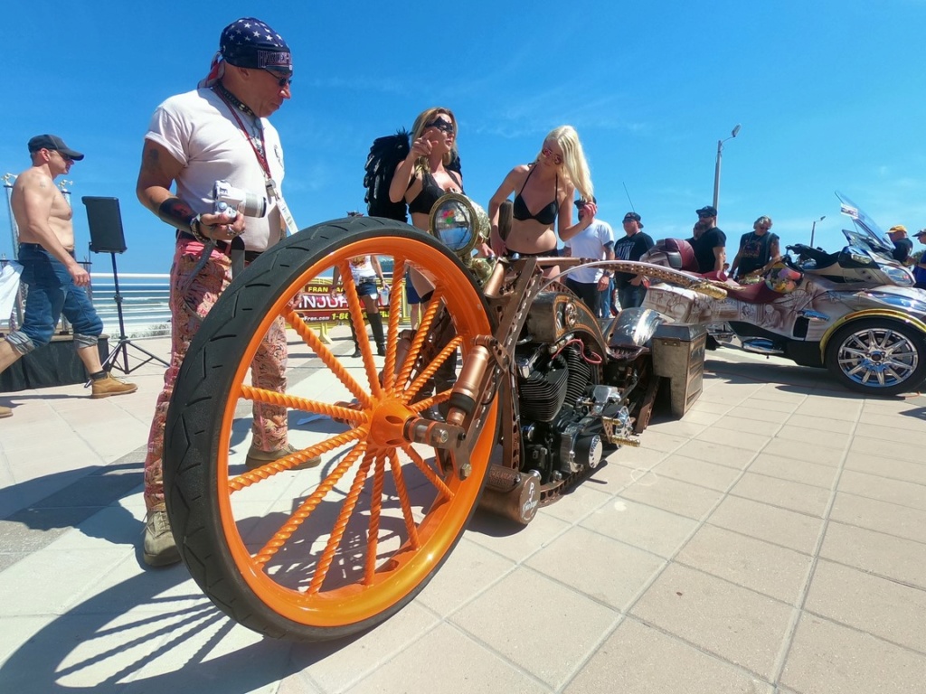 Crazy Bike Week de Daytona  Publié le 4 avril 2019 par Alain et Stéphanie Crazy_85