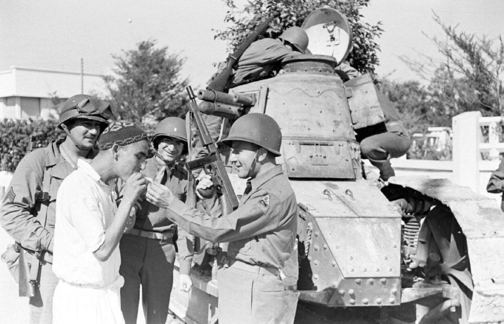 Deux FT de 1940 encore en service en 1942 9_nove14