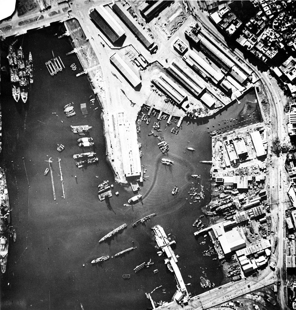 Docks flottant de relevage de sous-marins Aerial11