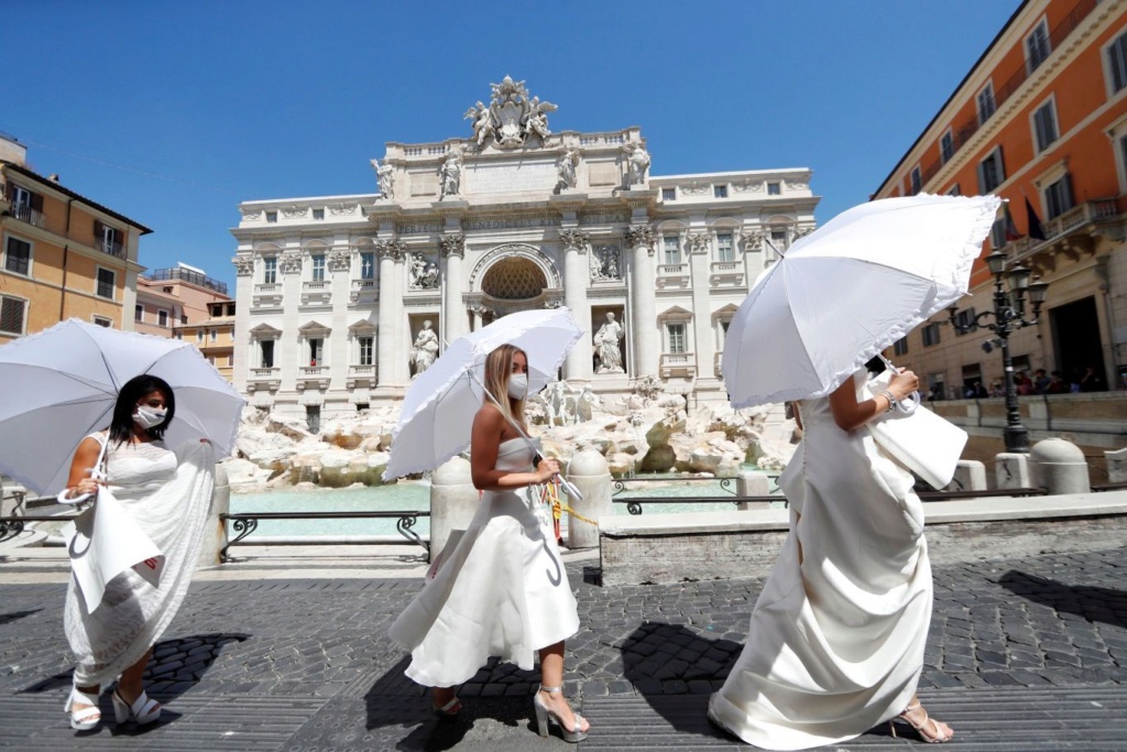 بفساتين الزفاف.. إيطاليات يخرجن احتجاجاً على تأجيل أفراحهن بسبب كورونا X-07-x11
