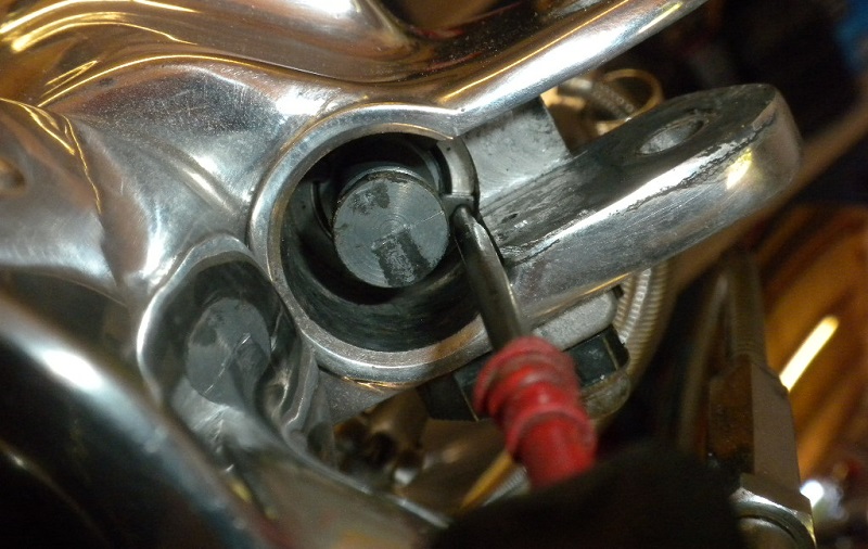 Changement des pistons des maîtres cylindres frein et embrayage .   810