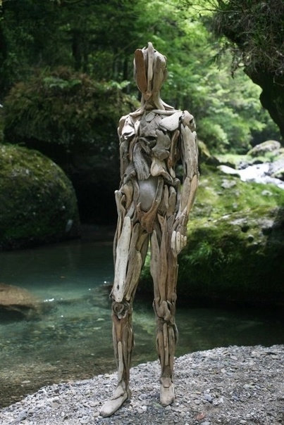 Скульптуры людей из лесных коряг Onqb8o11