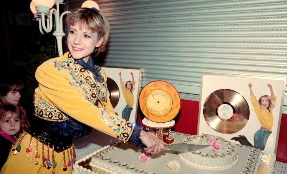 ► Les prochaines sorties discographiques de Dorothée ♫ - Page 20 Sur-ce10