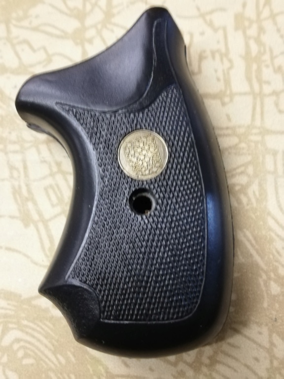 identification d'un logo sur poigné de revolver Img_2029