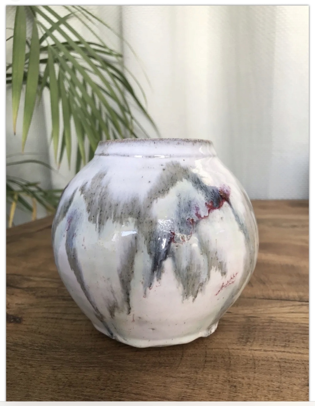 Round thick glazed vase Daisy / flower impressed mark Img_9416