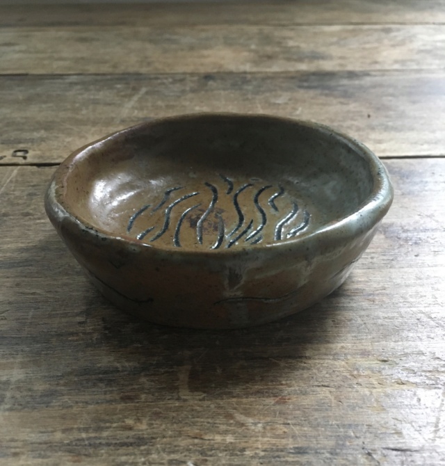 Small salt glaze dish. Incised mark to base. Would like to ID 64ad5810