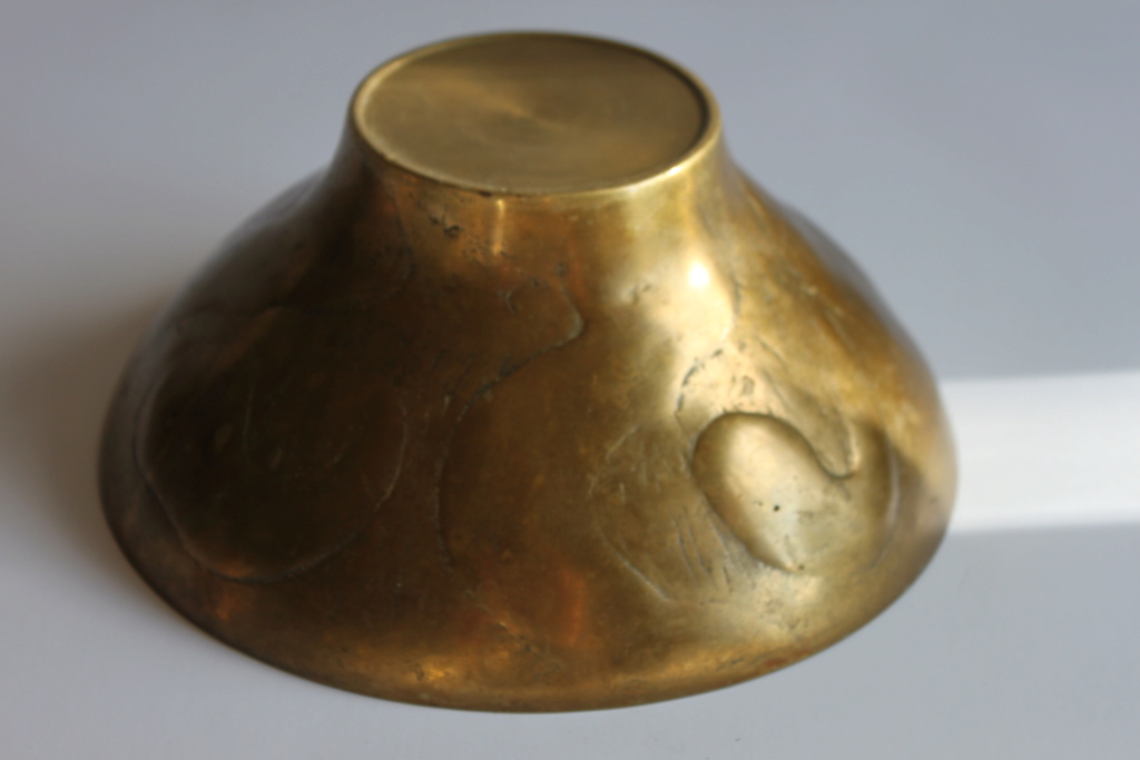 Bol en bronze avec symboles géométriques Img_4910