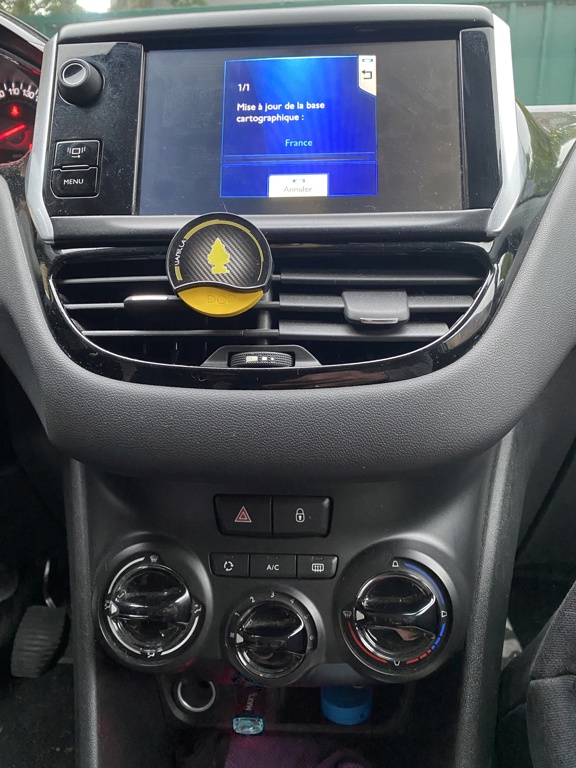 Problème touch screen 7 Peugeot 208 (2014) Img_4513
