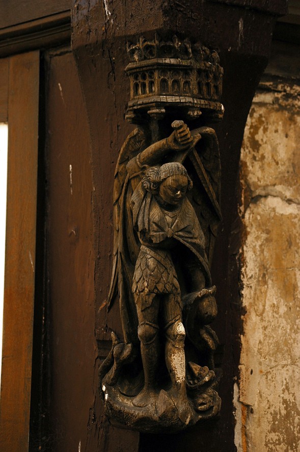 Saint Michel, patron des paras St-mic10