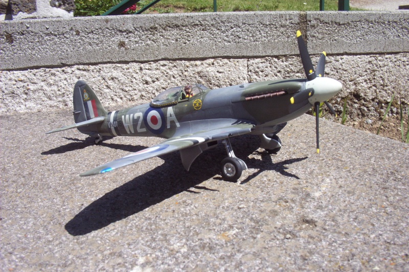 SPITFIRE Mk24 revell 1/32 Concou87