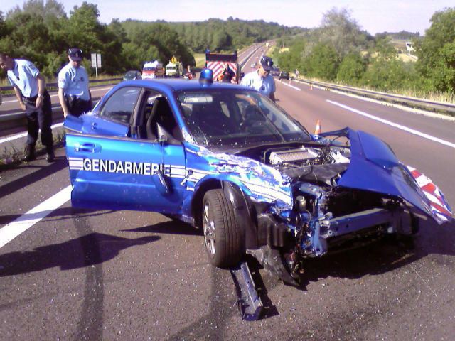 photos de voitures accident ... - Page 2 Subaru13
