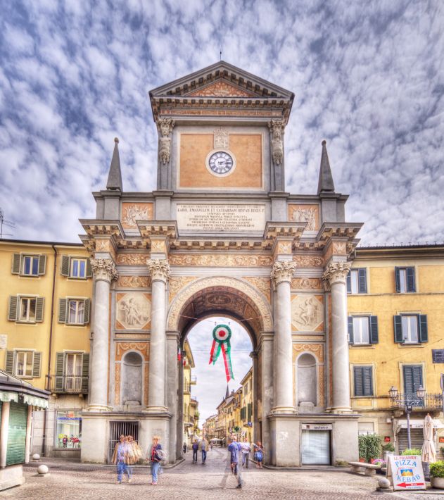 L'Arco di Chieri tricolore per i 150 anni d'Italia Arco_210