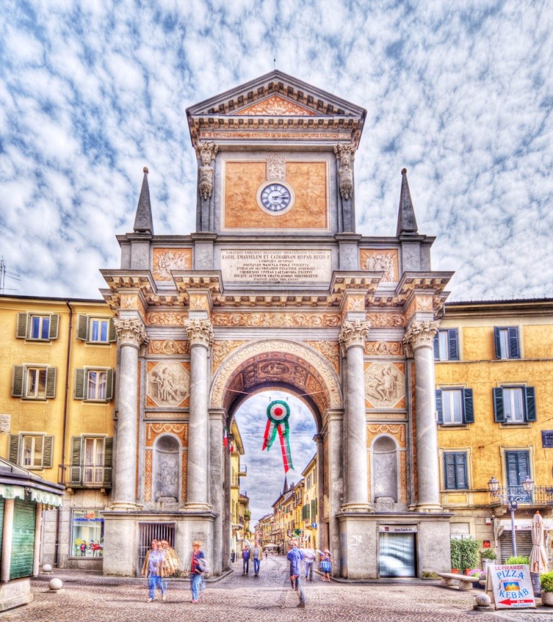 L'Arco di Chieri tricolore per i 150 anni d'Italia Arco_c10