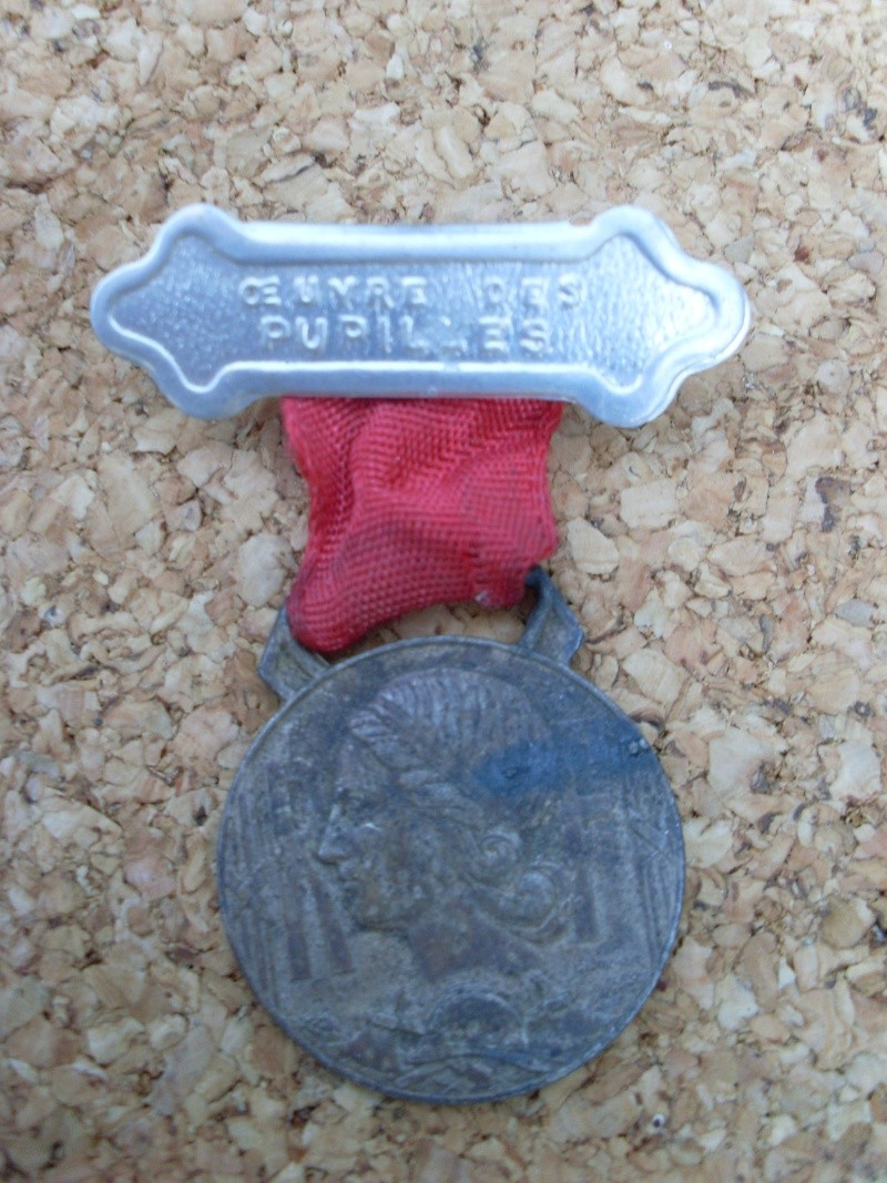 Identification médailles et fourragères. Madail18