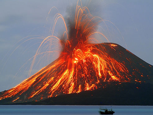Indonésie: augmentation de l’activité volcanique du Krakatoa Krakat10