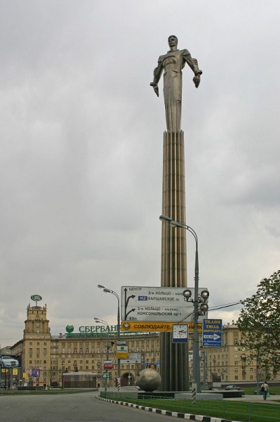 un homme de légende Youri Gagarine - Page 2 Monume10