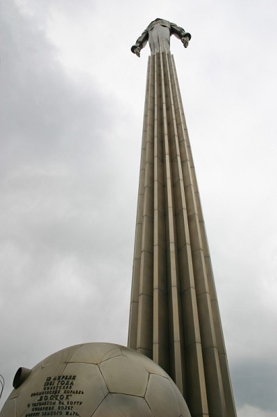 un homme de légende Youri Gagarine - Page 2 Monume11