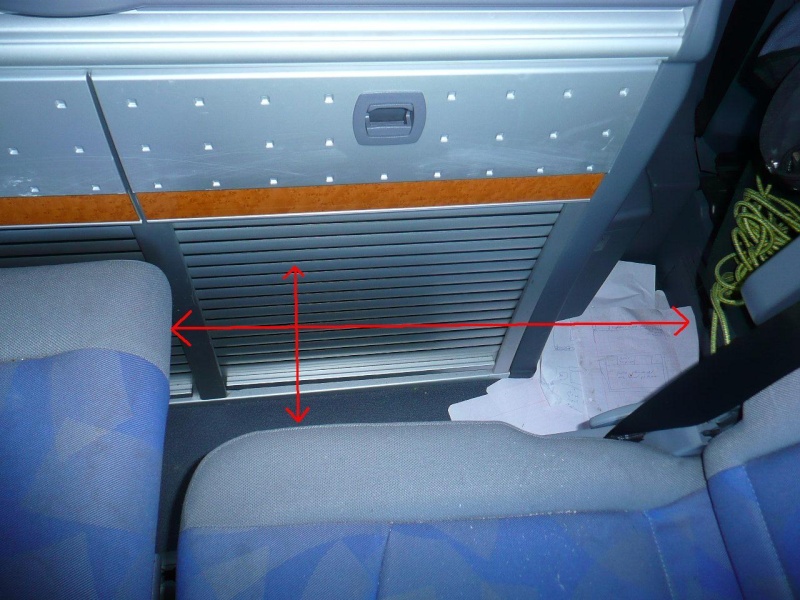 VOYAGER A 5 SANS AMENAGEMENT AVEC LES 2 BANQUETTES Trou_a10