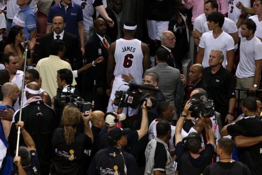 LeBron James aconseja a los fanáticos del Heat volver la página Iphot102