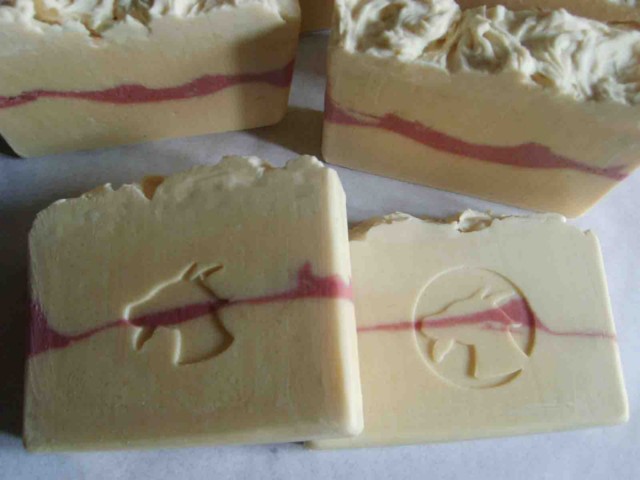 Jabón de leche de cabra con dos sellos distintos Leche_11