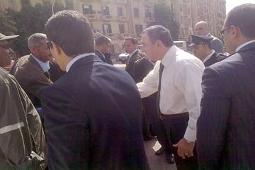رئيس الوزراء يتوقف بميدان التحرير لتحية ضباط الشرطة  Thumbm33