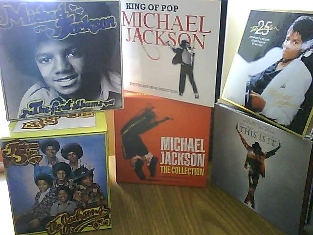 VENDO VASTA COLLEZIONE MJ:LIBRI, DVD,CD,MATERIALE CARTACEO 410