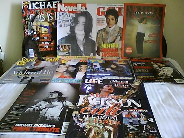 VENDO VASTA COLLEZIONE MJ:LIBRI, DVD,CD,MATERIALE CARTACEO 411