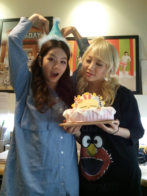 Hyeri y Yura celebran 200 días después de su debut. Hyeri10